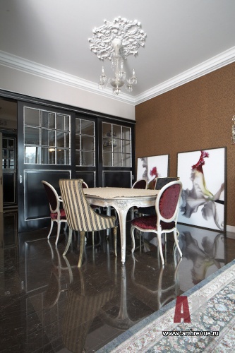 Фото интерьера столовой квартиры в стиле неоклассика