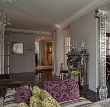 Фото интерьера каминной квартиры в стиле неоклассика