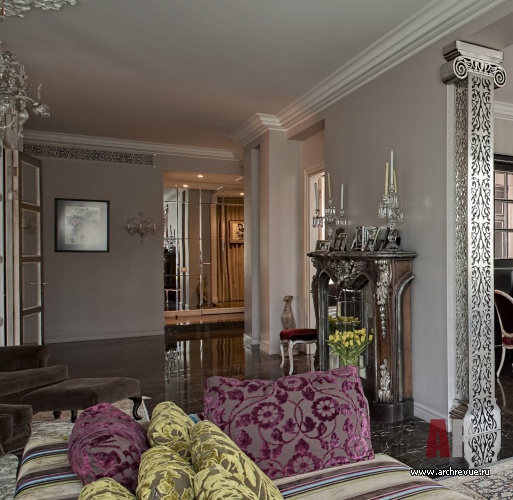 Фото интерьера каминной квартиры в стиле неоклассика