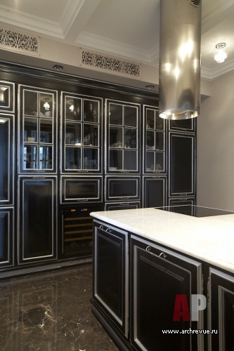 Фото интерьера кухни квартиры в стиле неоклассика