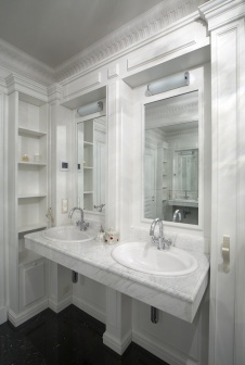 Фото интерьера санузла квартиры в стиле неоклассика