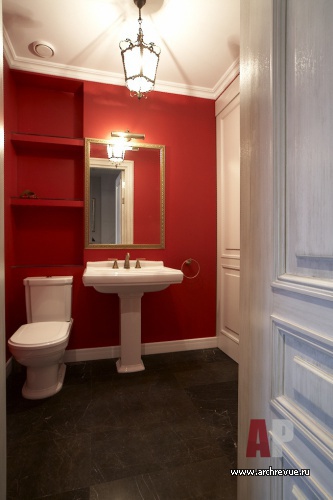 Фото интерьера гостевого санузла квартиры в стиле неоклассика