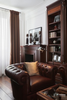 Фото интерьера каминной квартиры в стиле неоклассика