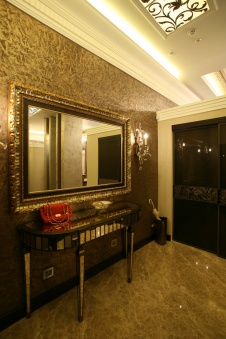 Фото интерьера входной зоны квартиры-пентхауса в неоклассике