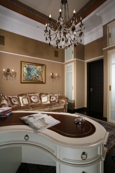 Фото интерьера кабинета квартиры-пентхауса в неоклассике