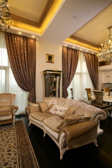 Фото интерьера гостиной квартиры-пентхауса в неоклассике