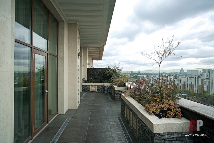 Фото интерьера балкона квартиры-пентхауса в неоклассике