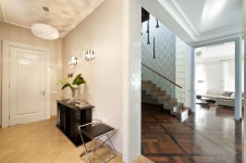 Фото интерьера входной зоны дома в современном стиле