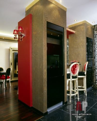 Фото интерьера кухни небольшой квартиры в стиле гламур