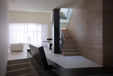 Фото интерьера лестничного холла дома в современном стиле