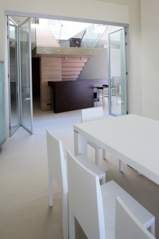 Фото интерьера столовой дома в современном стиле