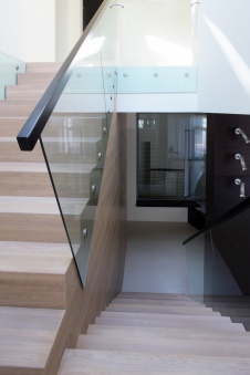 Фото интерьера лестницы дома в современном стиле
