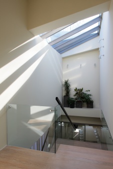 Фото интерьера лестницы дома в современном стиле