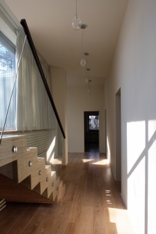 Фото интерьера лестницы дома в современном стиле