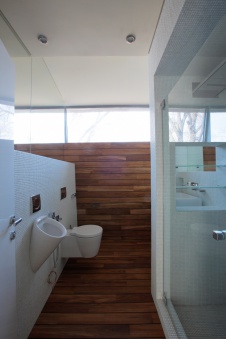 Фото интерьера гостевого санузла дома в современном стиле