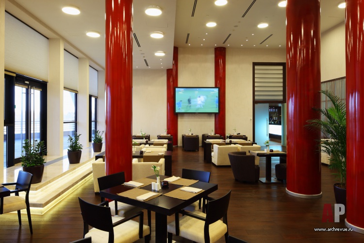 Фото интерьера зала ресторана спортивного клуба в современном стиле