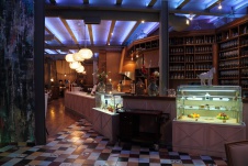 Фото интерьера входной зоны ресторана в стиле фьюжн