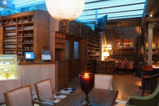 Фото интерьера зала ресторана в стиле фьюжн