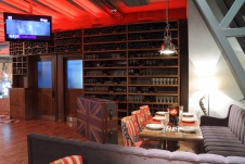 Фото интерьера зала ресторана в стиле фьюжн