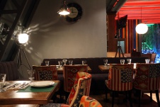 Фото интерьера зала ресторана в стиле фьюжн