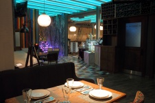 Фото интерьера зала ресторана в стиле фьюжн