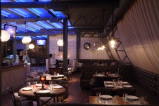 Фото интерьера зала ресторана в стиле фьюжн