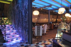 Фото интерьера лестницы ресторана в стиле фьюжн