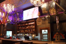 Фото интерьера бара ресторана в стиле фьюжн