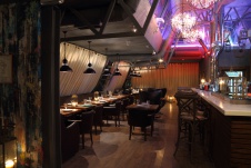 Фото интерьера лаунжа ресторана в стиле фьюжн