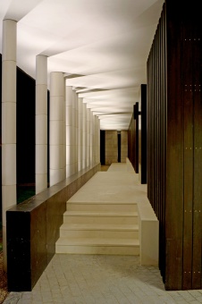 Фото интерьера лестничного холла загородного дома в стиле минимализм