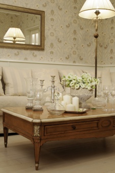 Фото интерьера гостиной таунхауса в неоклассике