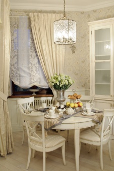 Фото интерьера столовой таунхауса в неоклассике