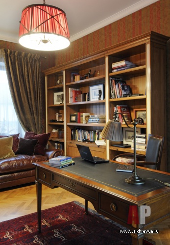 Фото интерьера кабинета таунхауса в стиле шале Фото интерьера библиотеки таунхауса в стиле шале