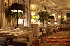 Фото интерьера зала ресторана в стиле фьюжн