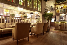 Фото интерьера зала ресторана в стиле фьюжн