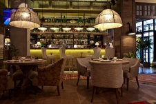 Фото интерьера бара ресторана в стиле фьюжн