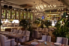 Фото интерьера зала ресторана в стиле фьюжн