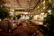 Фото интерьера зала ресторана в стиле фьюжн