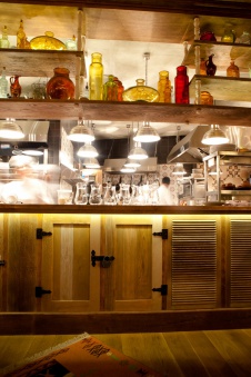 Фото интерьера открытой кухни ресторана в стиле фьюжн