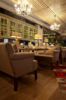 Фото интерьера зала ресторана в стиле фьюжн