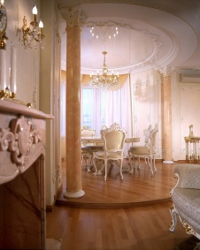 Фото интерьера столовой квартиры в стиле классика