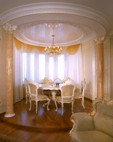 Фото интерьера столовой квартиры в стиле классика
