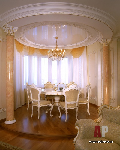 Фото интерьера столовой квартиры в стиле классика