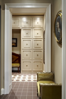 Фото интерьера входной зоны квартиры в стиле неоклассика