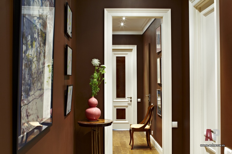 Фото интерьера коридора квартиры в стиле неоклассика