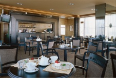 Фото интерьера бара отеля в современном стиле