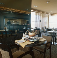 Фото интерьера бара отеля в современном стиле