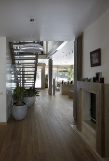 Фото интерьера каминной дома в эко стиле