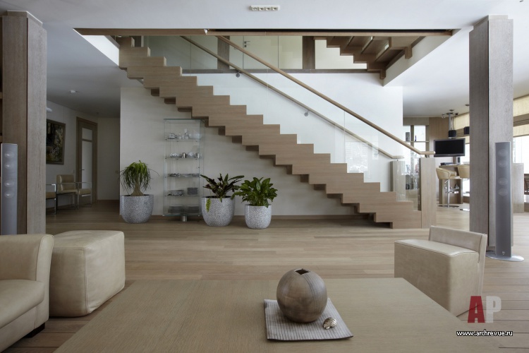 Фото интерьера лестничного холла дома в эко стиле
