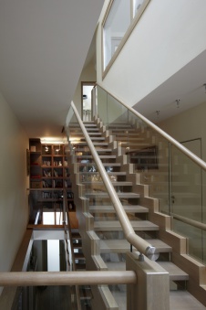 Фото интерьера лестницы дома в эко стиле